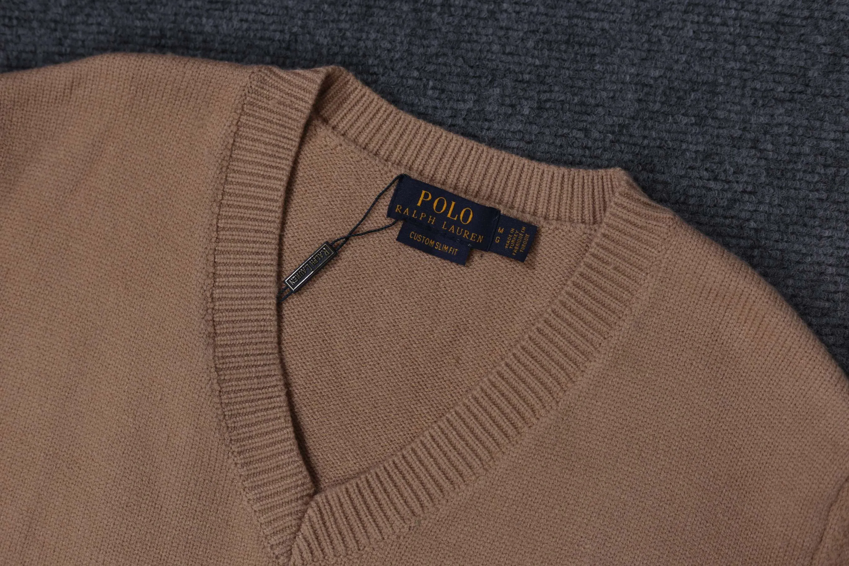 P260 Style No. D04) The top version on the market in 2025 Ralph Lauren #ootddailywear #Autumn and winter sweater #Knitted sweater outfit #ralph lauren sweater #Can be worn by both men and women [Star R] Finally waited until the Ralph men’s twist v-neck sweater is finally here! The most popular sweater is a limited edition every year. There won’t be many styles in the store! Ralph Lauren men's V-neck sweater [Fire R] has a really nice shape. It can be worn alone or as a jacket. It can also be worn inside or worn with a shirt~100% pure cotton #Practical wear. Colors: natural white, navy blue, khaki, gray, size S to XL